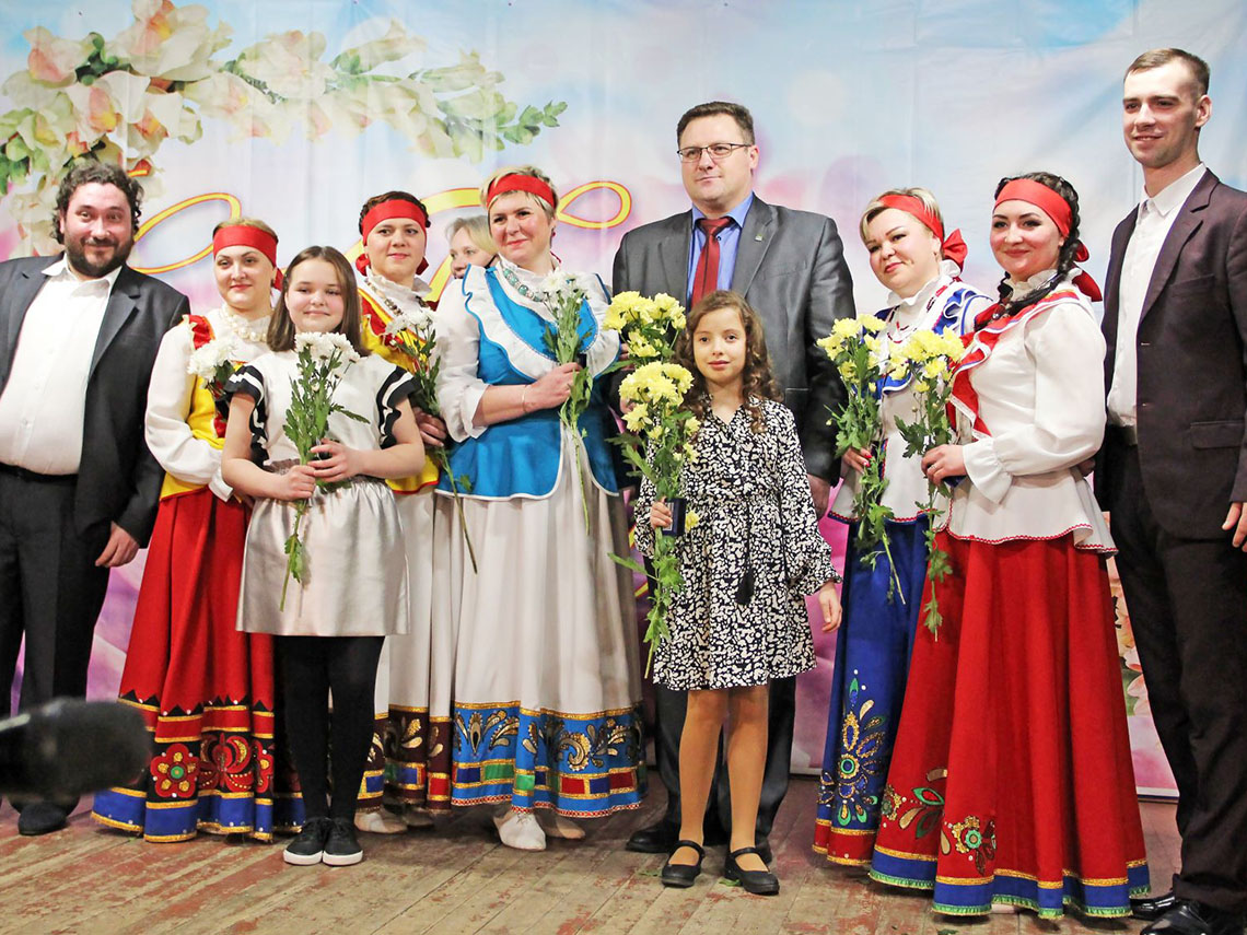 Участники праздничного концерта в районном Доме культуры. В центре – глава района Евгений Габрат